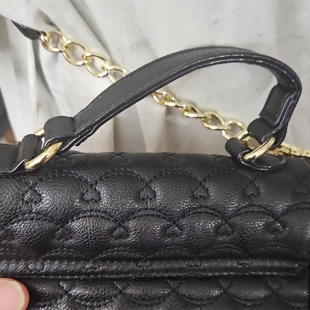 Chic Black Quilted Crossbody Bag with Gold Accents - Picture 14 of 16